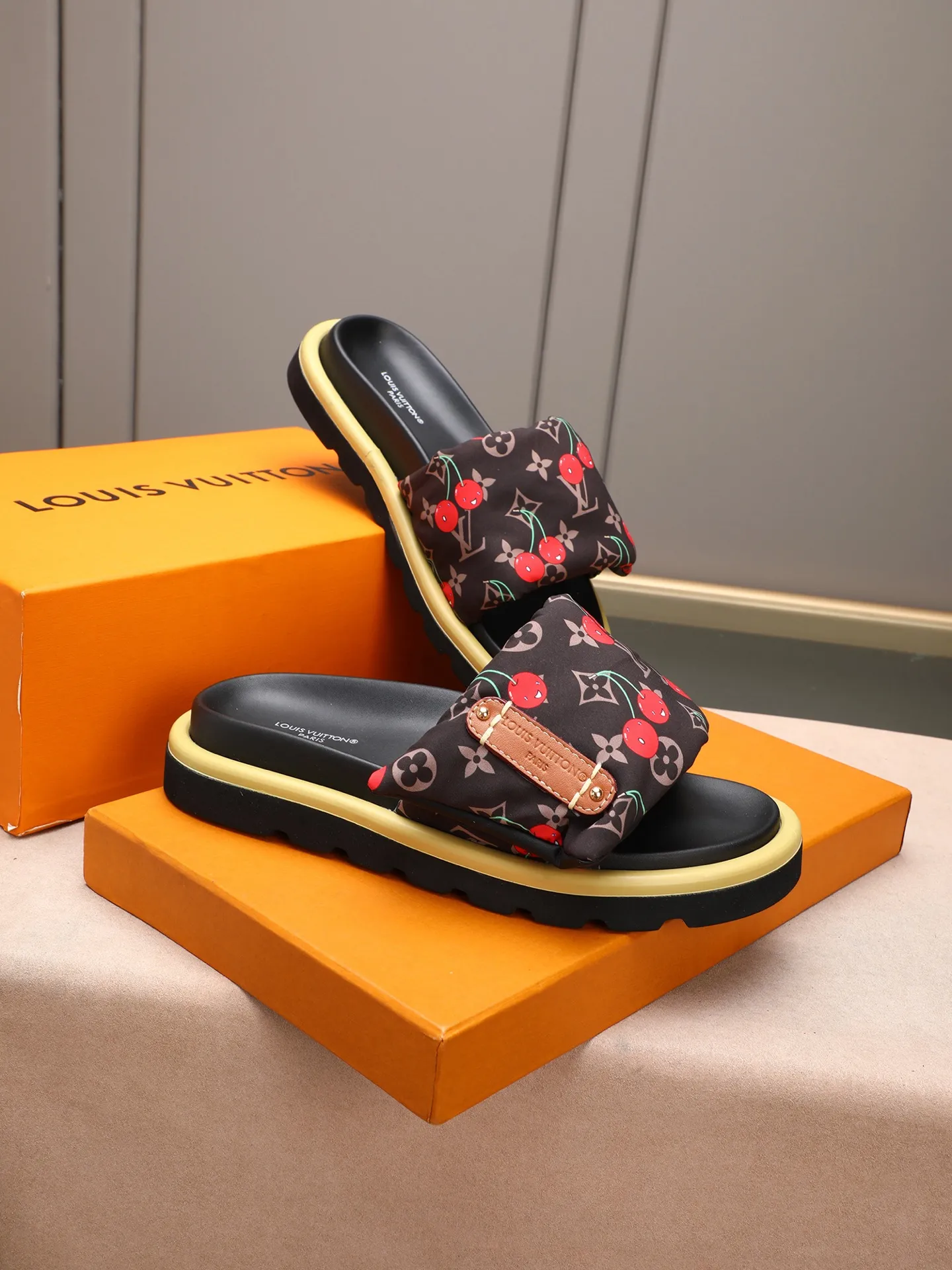 PP360 [LOUIS VUITTON] Louis Vuitton, LV printing, men's and women's slippers are on the market. The drawer box packaging comes with a cloth bag and a card. The upper pattern looks very soft and waxy, and it is a super versatile leg slimming tool. Fabric: imported denim/canvas/old fabric, LV hardware LOGO, official website pattern printing, comfortable to wear, feet: high-elastic PU water table. Sole: foam sole, heel height: about 5cm. Code number: 35-46, 35, 45, 46 are custom-made and non-returnable. Color: multiple colors and styles available.